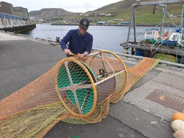 Smartrawl device being fitted into trawler net 1920px