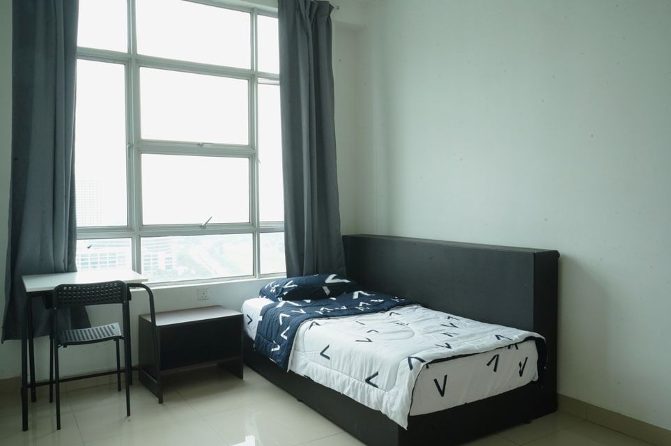 Single bedroom Bedroom with single bed, bedside table, smal desk and chair, big window and tiled floor